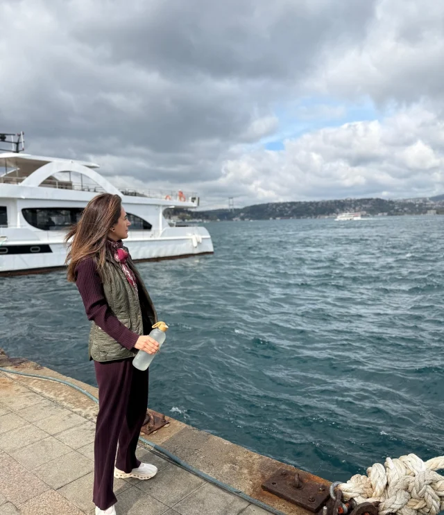Yavaş ama farkında…
Bir süredir sessizdim.
Sağlık, gündem, hayat öncelikleri derken sayfam sessizliğe büründü.
Fark edip soranları mesaj atanları yeni görüyorum çok çok sağ olun

Ama bu sessizlik aslında çok şey öğretti.

Hayatın içinden geçerken, bazen sadece durmak, bakmak, nefes almak gerekiyor ve o zaman benim için şimdiymiş.

Bugün sahile gitmeye zorladım kendimi:
Bir nefes, bir yudum su, rüzgârın yüzüme çarpması…
Bu sade anlar ne kadar şifalı, ne kadar öğretici...

Stres bazen sadece yorgunluk değil,
bir nefessizlik hissi, içe doğru bir çığlık.

Journal of Clinical Endocrinology & Metabolism dergisinde yayımlanan araştırmalar gösteriyor ki:

• Stres altında uyku bozuluyor
• Kortizol artıyor
• Bağışıklık zayıflıyor
• Zihinsel netlik azalıyor

Yani stres, bedenin her yerine dokunuyor.
Ama iyileşmek, çoğu zaman küçük bir farkındalıkla başlıyor.
Durmakla.
Yavaşlamakla.
Sadece bakmakla.

Ben bugün yeniden buradayım.
Sevdiklerime en iyi halimle destek için, hayatın sunduğu yolculuk için...

Ve izninizle…
Bu süreçte yaşadığımız sağlık probleminin sebebini değil, sessizliğimi ve hayata yeniden tutunma duygumu paylaşmak istiyorum.

Hepimiz farklı şekillerde taşıyoruz hayatı. 
Sizin için şu ara neye ihtiyaç vardı?
Bir yürüyüşe mi, bir nefese mi, sadece kendinle kalmaya mı? 
Yazmak istersen burdayım🙏
