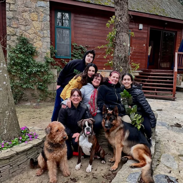 Anne değilim… ama bir annenin içinin nasıl yandığına şahidim.
Çocuk doğurmadım… ama her çocuğun geleceğini içimde taşıyorum.
Bir teyze ve hala olarak sevgiyi sahiplenmeden sorumlulukla ve yürekten hissediyorum
Ve patili çocuklarım var; bana sessizce sevginin dilini öğreten…

Annelik sadece doğurmak değil;
Büyütmek, korumak, yaşatmak ve iyileştirmek…
Duygusal emeği görünmeyen milyonlarca kadının,
hem anne hem baba olanların,
bir çocuğa, bir canlıya, bir fikre şefkatle sarılanların günü bu.

Ve Doğa Ana…
Her gün suskun ama cömert. Yaralı ama hâlâ verici.
Unutmayalım: Bir çocuğun da, bu gezegenin de kaderi yalnız annelere değil, hepimize emanet.

Anneliği bir kimlik değil, bir bilinç olarak taşıyan herkese selam olsun.