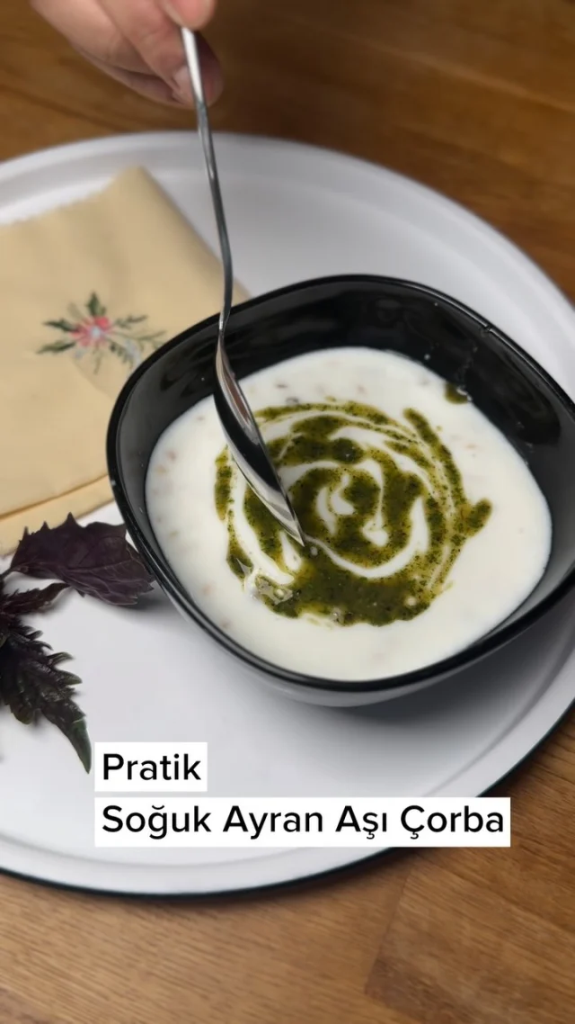 Bugün ofiste SOĞUK AYRAN AŞI günü’ydü🥣Ama bu klasik tarifin biraz daha güncellenmiş, besleyici ve yepyeni bir versiyonu diyebilirim.

Glutensiz, yüksek lifli, bitkisel proteinli⭐️ Hafif, besleyici, ferahlatıcı ve tam mevsiminde🙌

Bu tarifin en güzel kısmı 10 dakikada hazır olması. Baklagiller önceden haşlamakla, bir gece önceden suda bekletmenize gerek yok. 

Filizlendirme işlemi ile fitik asit ve lektin uzaklaştırıldığı için hem sindirimi çok daha kolay, hem de besin değeri yükseliyor. Özellikle de @thegoodwildco filizlendirilmiş fermante salata miks de devreye girince vücudu destekleyen, bağırsaklara dost bir tabak ferahlık, denemeyen kalmasın, diğer çeşitlere de göz atın (mecburen #reklam)😉

Ama bitmedi…Bu sosu mutlaka deneyin, hem kokusu hem aroması, tüm çorbayı bambaşka bir seviyeye taşıyor.

🥣4 yemek kaşığı yoğurt 🥣3-4 yemek kaşığı @thegoodwildco filizlendirilmiş, fermente salata miks (10-15 dk sıcak suda bekletilip süzülür) 🥣2-3 yemek kaşığı @thegoodwildco filizlendirilmiş çiğ karabuğday(10-15 dk sıcak suda bekletilip süzülür)
🥣Soğuk su ve bol buz

Sos için;
🌿1 avuç taze reyhan 🌿1 avuç taze nane 🌿1-2 yemek kaşığı zeytinyağı 

Afiyet olsun tok tutsun💚