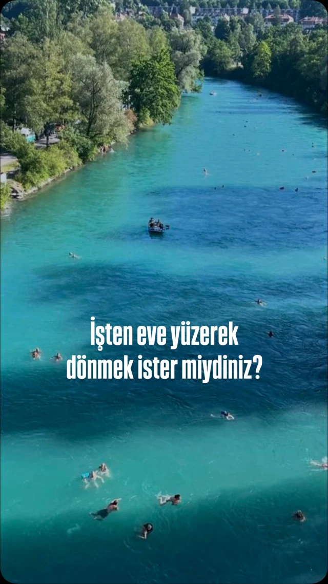 Sıcak havalarda içinizi serinletecek bir bilgiyle geldim🙋‍♀️💦💦

#cityswimming veya #wildswimming denilen bu işe bayıldım.

Yaz aylarında, başta Bern ve Basel olmak üzere bazı İsviçre şehirlerinde insanlar iş çıkışında ne yapıyor biliyor musunuz? 

Kıyafetlerini su geçirmez çantalarına koyup nehrin akıntısının tadını çıkartıyorlar. 

Kulağa çılgınca gelebilir ama tamamen gerçek. Gözlerimle gördüm ve çok etkilendim. Akıntıyla birlikte kendilerini nehir boyunca süzüyorlar, 15–20 dakikalık keyifli bir yüzüş sonrası evlerine yürüyorlar. 

 🚣Yüzerek eve dönüş akımının en sık görüldüğü nehirler Bern’deki Aare Nehri ve Basel’deki Ren Nehri.
📍Bern’de en popüler rota: Eichholz veya Schönausteg girişlerinden nehre girip, Marzili bölgesinde çıkmak. Bu gelenek öyle yaygınlaşmış ki, belediye nehir boyunca duşlar, soyunma kabinleri ve çanta satış noktaları bile kurmuş.

Peki bu sadece eğlencelik mi? Kesinlikle hayır. Nehirde yüzmenin bilimsel olarak desteklenen pek çok sağlık faydası var:

💦Soğuk su teması kan dolaşımını hızlandırıyor, bağışıklığı destekliyor.
💦Açık havada yüzmek, kortizolü düşürüyor ve zihni rahatlatıyor.
💦Nefes kapasitesi, kas dayanıklılığı ve denge gelişiyor.
💦Araştırmalara göre soğuk suya düzenli maruz kalmak, uyku kalitesini artırabiliyor ve depresif belirtileri azaltabiliyor.
💦Masa başında çalışanlar için mükemmel bir omurga ve eklem dostu hareket biçimi.

🎒 İsviçrelilerin meşhur Wickelfisch adı verilen renkli su geçirmez çantaları sayesinde kıyafetler kuru kalıyor. Yüzerken sırtınıza bağladığınız bu çantayla kıyıya çıkınca hemen üstünüzü değiştirip yolunuza devam ediyorsunuz.

Siz olsanız, işe giderken ya da dönerken böyle bir rota dener miydiniz? Benim cevabım belli.

Bir sonraki gidişimde kesin deneyeceğim, ne dersiniz?🤭